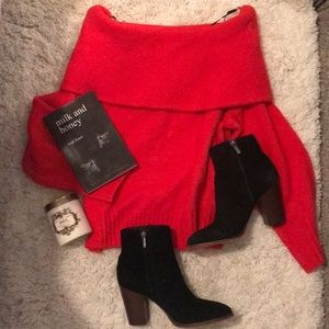 NWOT SÚPER SOFT AND WARM shoulder sweater